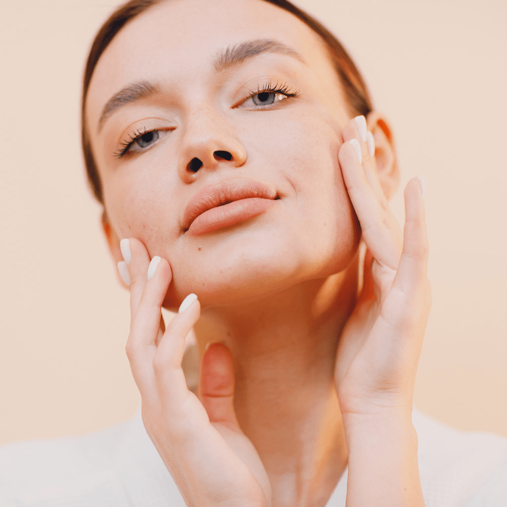 Женщина наносит увлажняющий крем на лицо