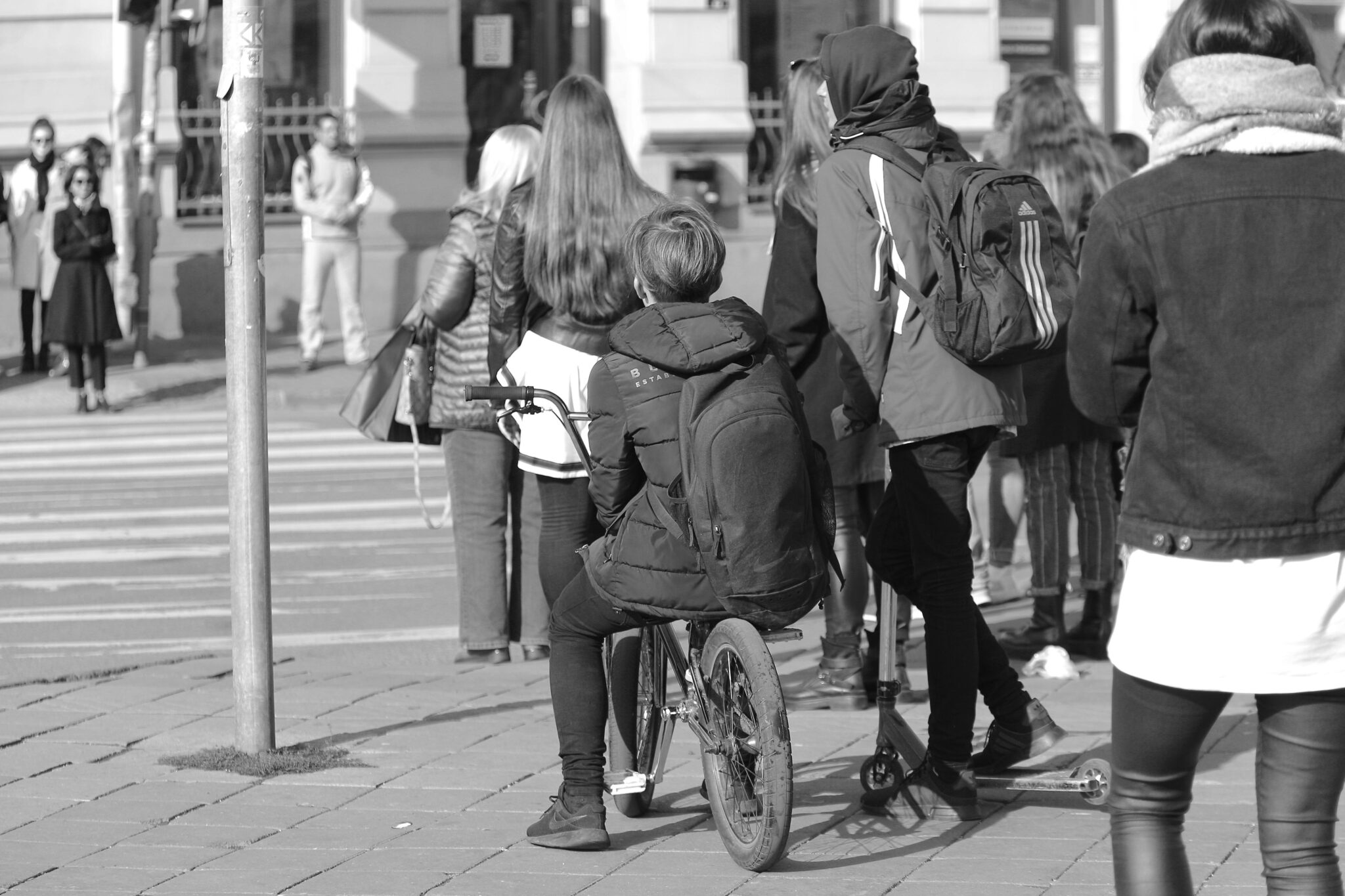 Жінка посміхається, насолоджуючись чашкою кави біля вікна.