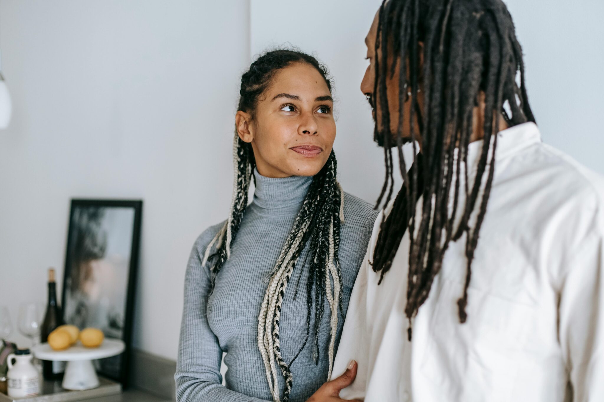 Пара спокійно п'є каву і розмовляє на дивані